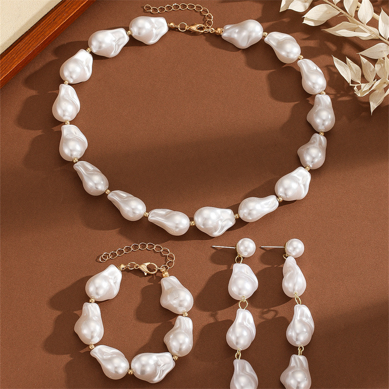 Baroque Minimalist Collarbone Chain - Image 2