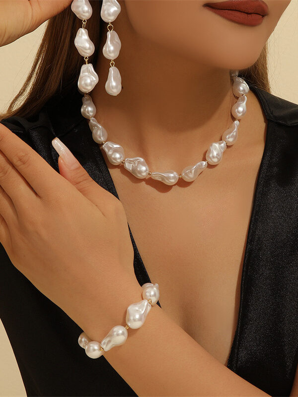 Baroque Minimalist Collarbone Chain