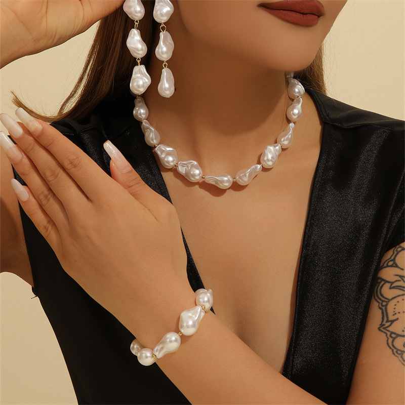 Baroque Minimalist Collarbone Chain